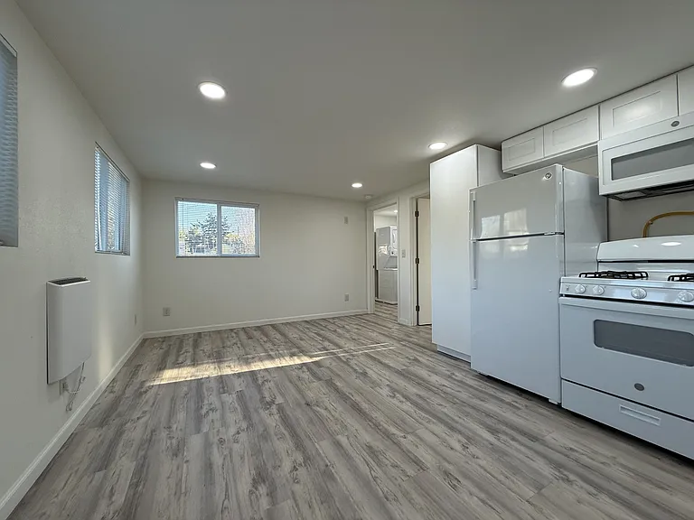 1441 1/2 Sheridan Ave — Photo 2