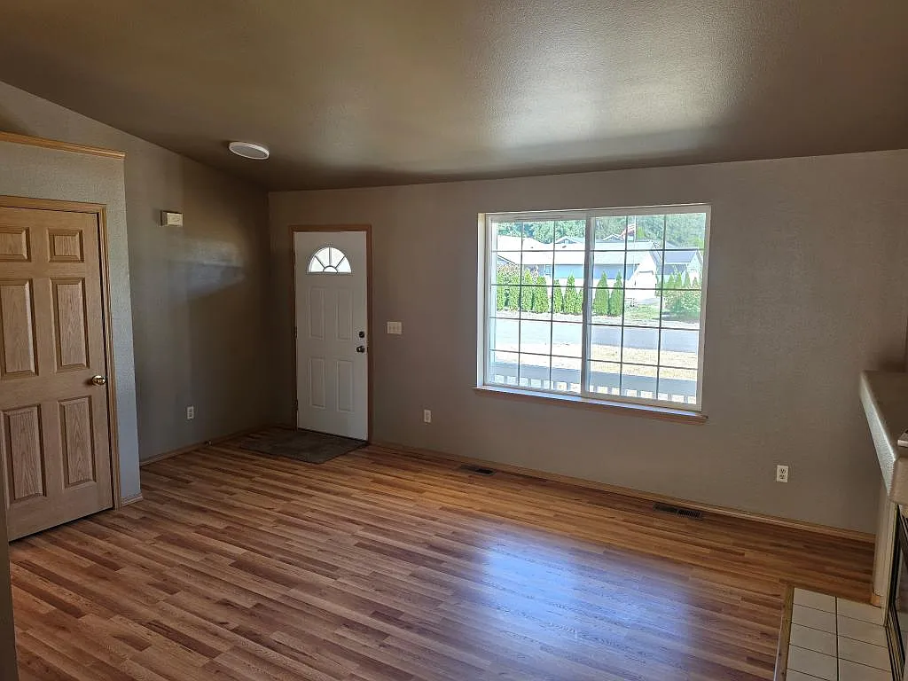 15607 Parkview Dr SE — Photo 2
