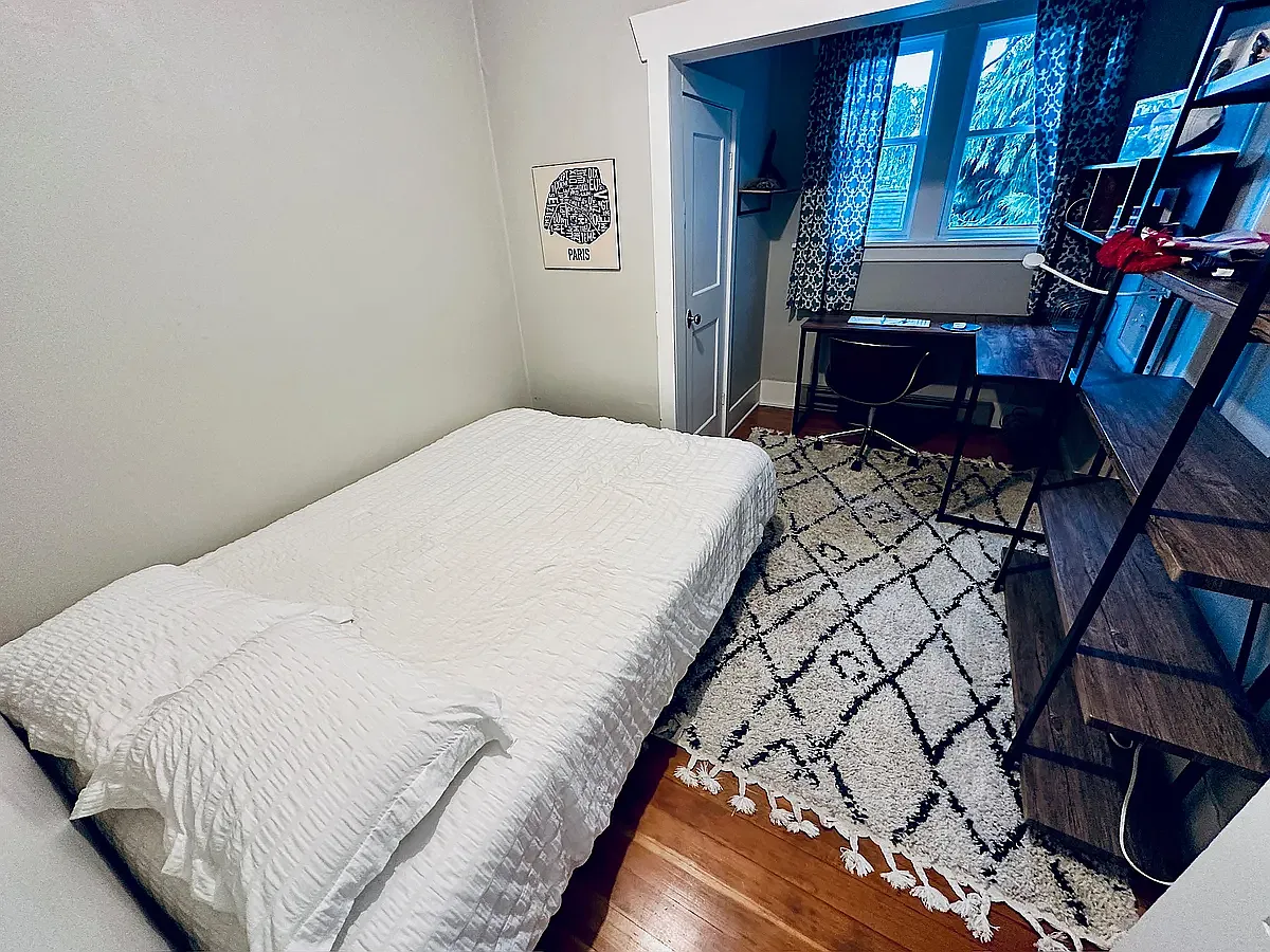 Thackeray Pl NE, Seattle — Photo 3