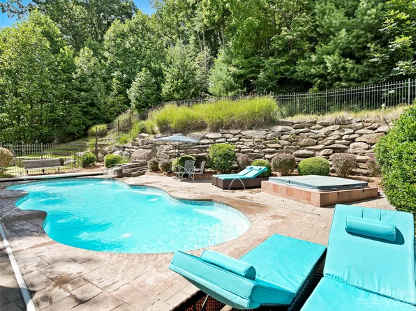 222 Mistletoe Trl, Hendersonville, NC 28791