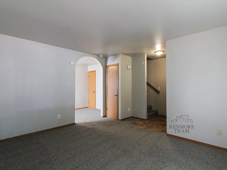 825 S Elm St — Photo 3