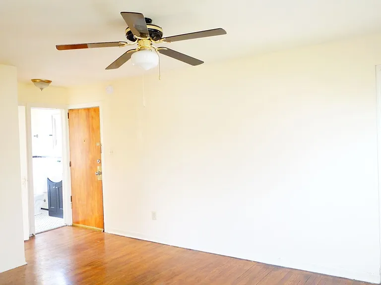 8400 Greenwood Ave — Photo 2