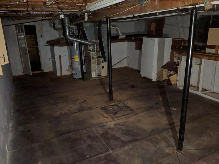 Unfinished basement for storage (emptied out)