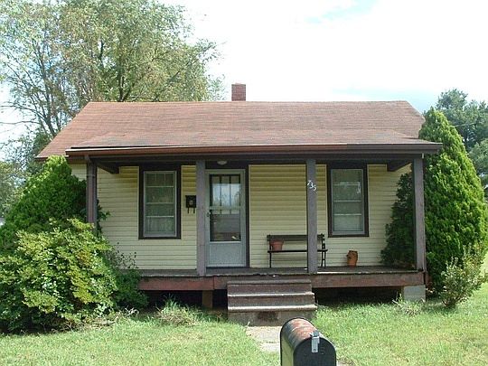 1st image of 735 Lawn Dr NE
