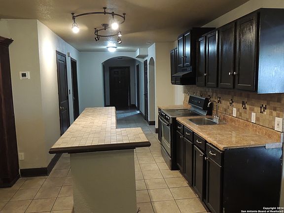 5th image of 211 Adaes Ave