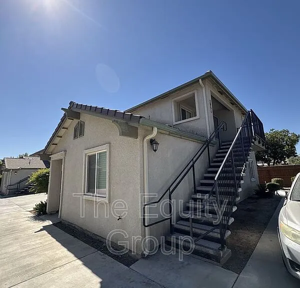 2931 N Crowe St — Photo 2