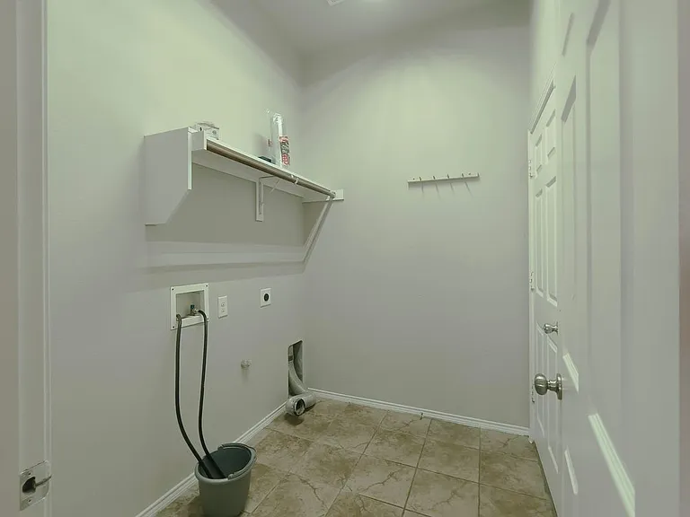 824 Lake Grove Dr — Photo 21