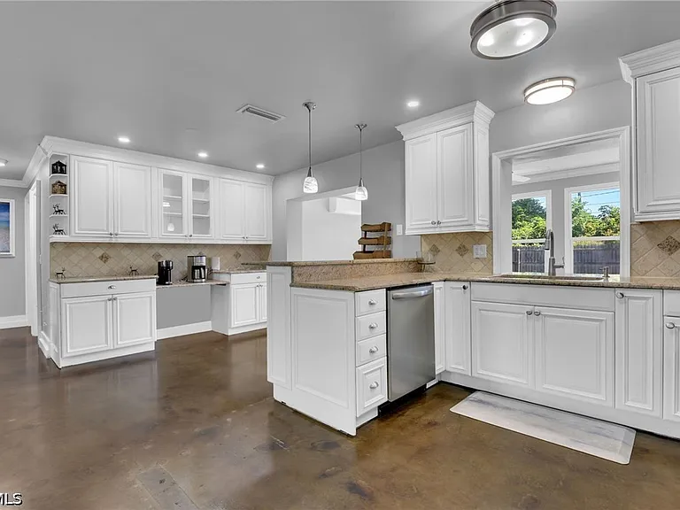 2413 Dover Ave — Photo 20