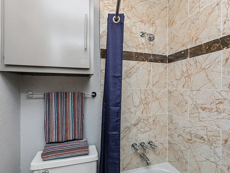 Del Mar Apartments — Photo 14