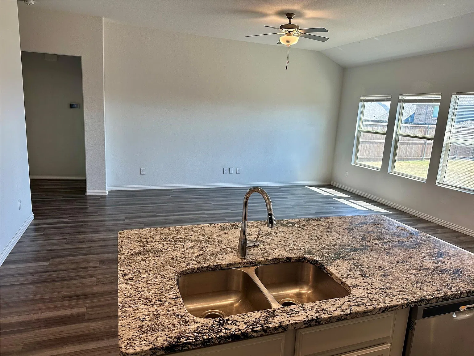 3 bed, 2.5 bath, 2495 sqft, $2,495 — Photo 3