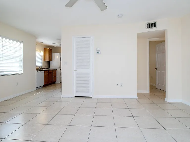 995 Virginia Dr — Photo 8