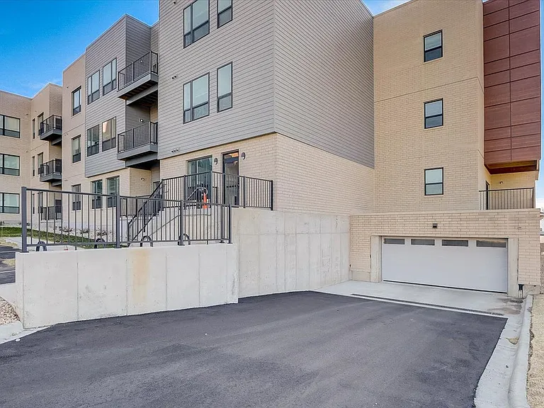 1120 N Windsor Ave — Photo 25