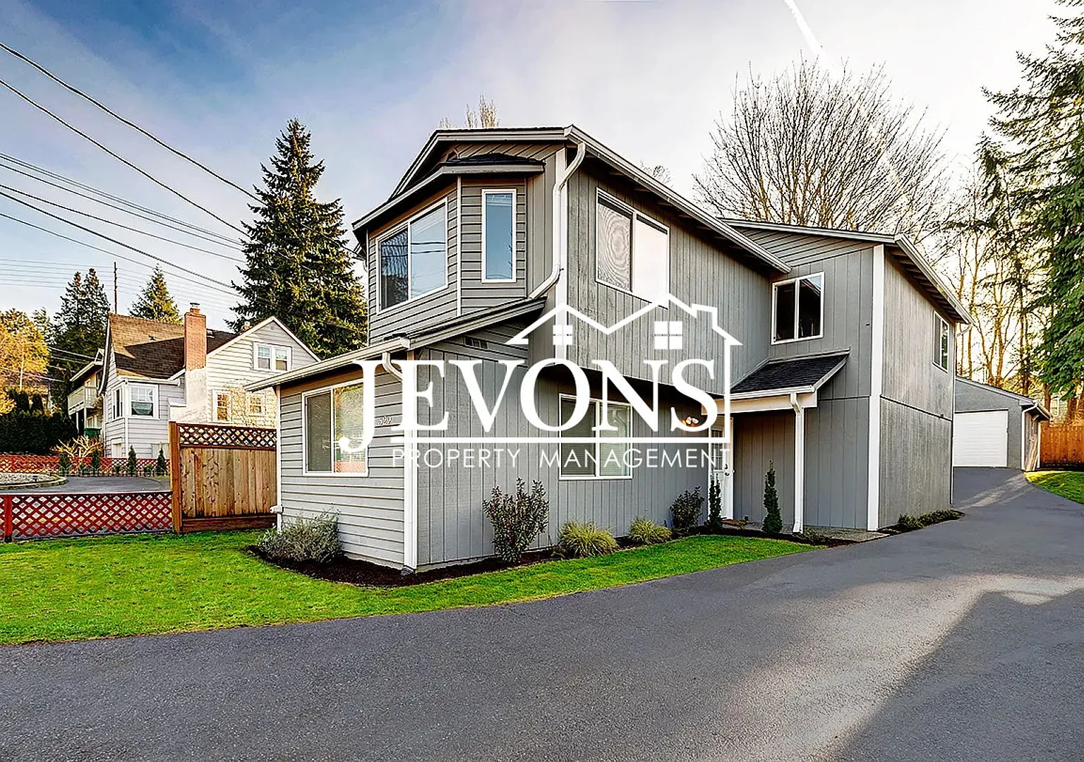 Coming Soon a 4-bedrooms 2-bathrooms house in Seattle — Photo 1
