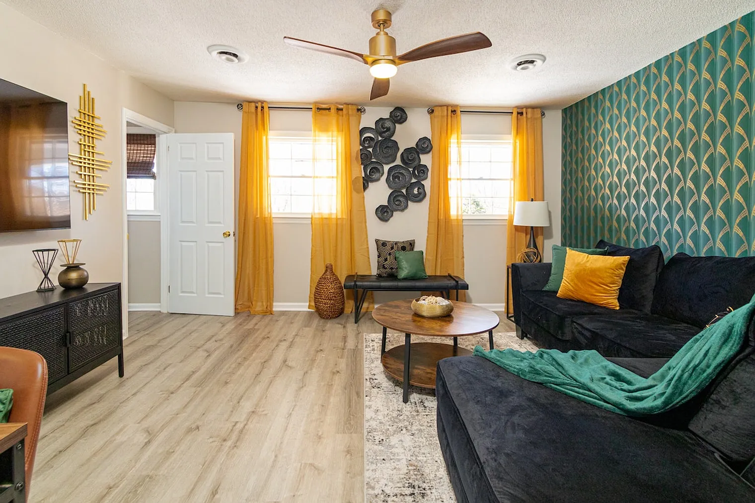 2 bed, 1.0 bath, $4,236 — Photo 2
