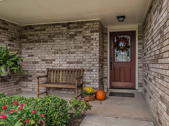3rd image of 930 W Peach Hollow Cir