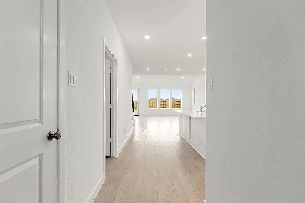 4 bed, 3.0 bath, 2410 sqft, $2,750 — Photo 3