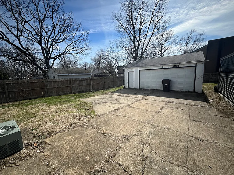 602 W Loucks Ave — Photo 3