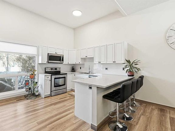 4th image of 443 S Brae Glen Cres SW