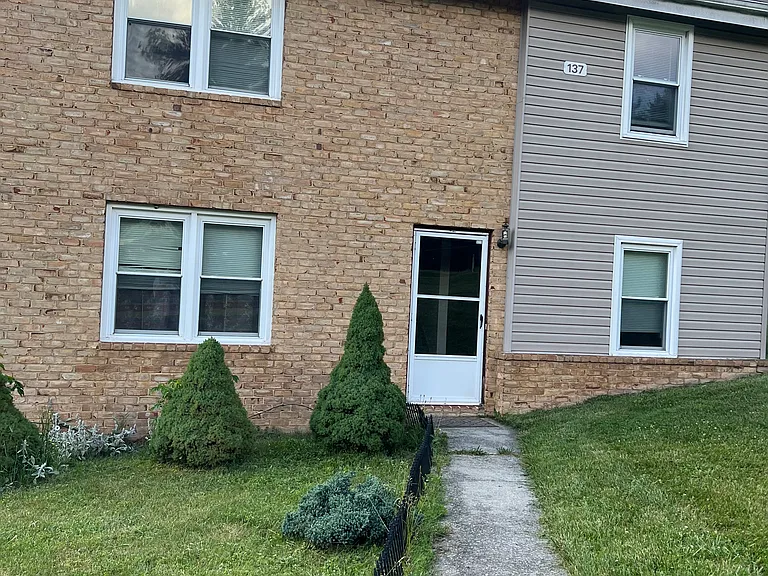 137 Lansing Dr #D — Photo 1