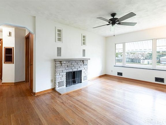 4th image of 704 E Market St