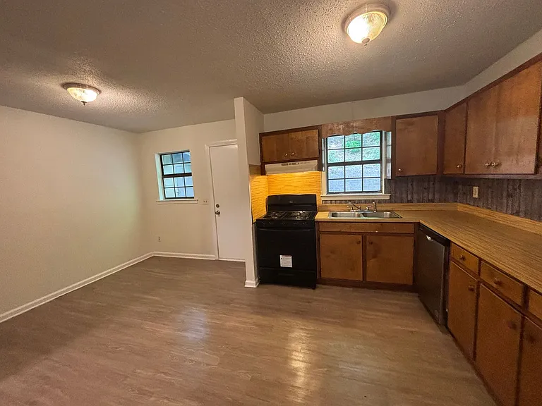 401 Chateau Dr SE — Photo 3