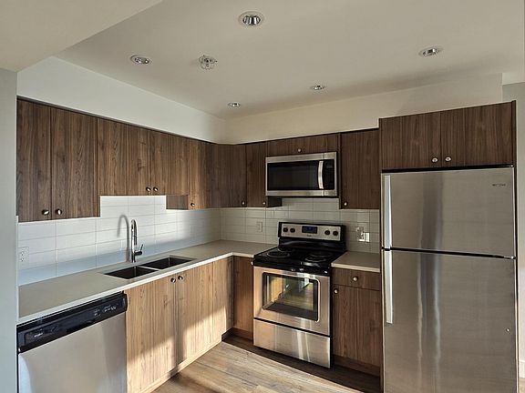 2nd image of 5656 Victoria Dr #1d