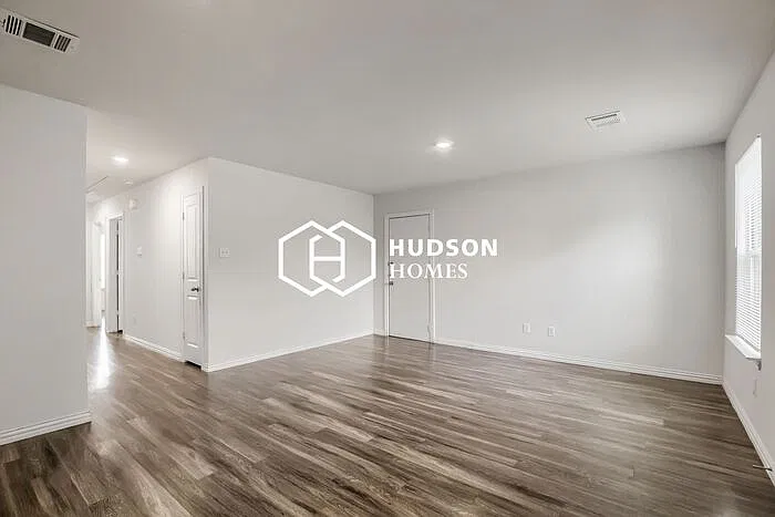 3 bed, 2.0 bath, 876 sqft, $1,015 — Photo 4