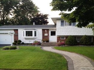 1 Dix St, Deer Park, NY 11729