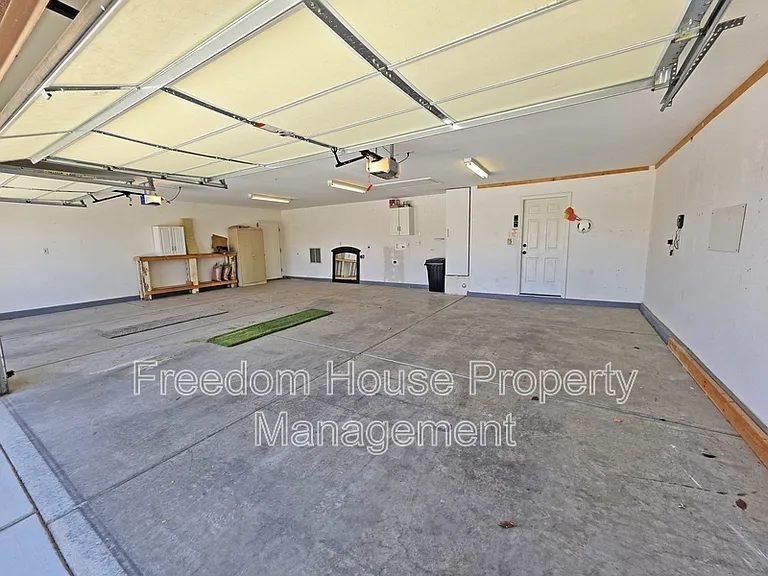 111 Mondale Ct — Photo 48