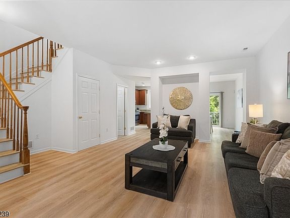 4th image of 75 Truman Ave