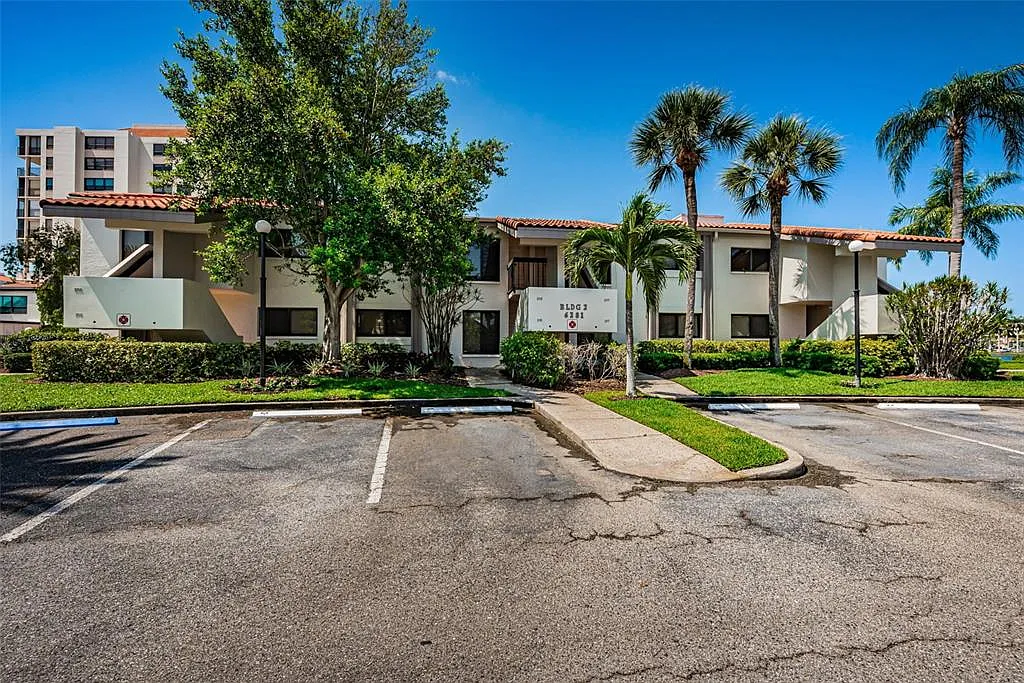 2 bed, 2.0 bath, 890 sqft, $2,300 — Photo 1