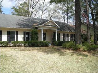 1526 Northlake Cir, Jackson, MS 39211
