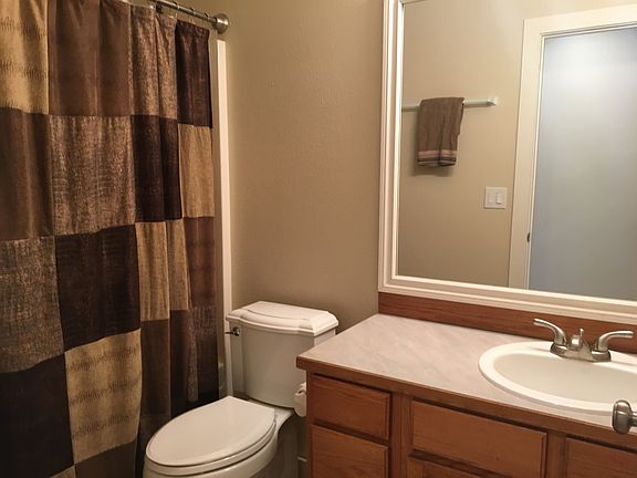 Upstairs main bathroom