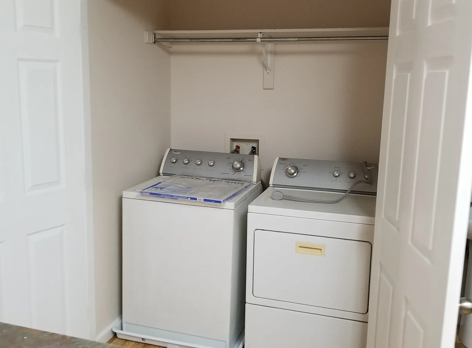 2 bed, 2.5 bath, 1400 sqft, $2,000 — Photo 3