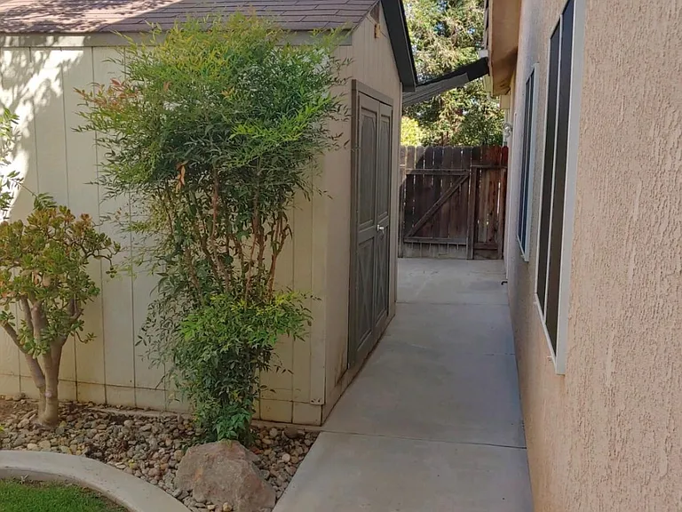 W Roberts Ave — Photo 4