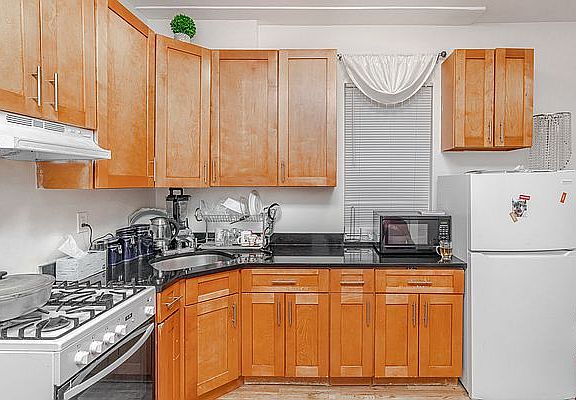 2nd image of 3709 Crescent St #2F