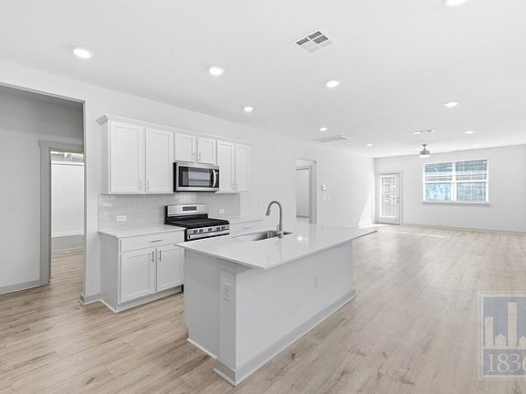 3rd image of 8129 Linnie Ln
