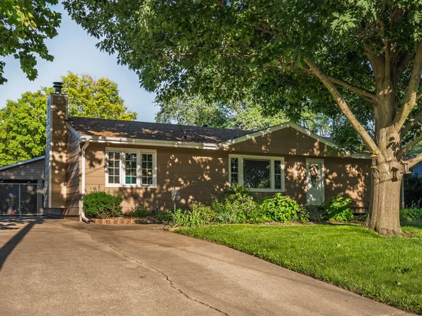 8041 Ridgeview Dr, Des Moines, IA 50320