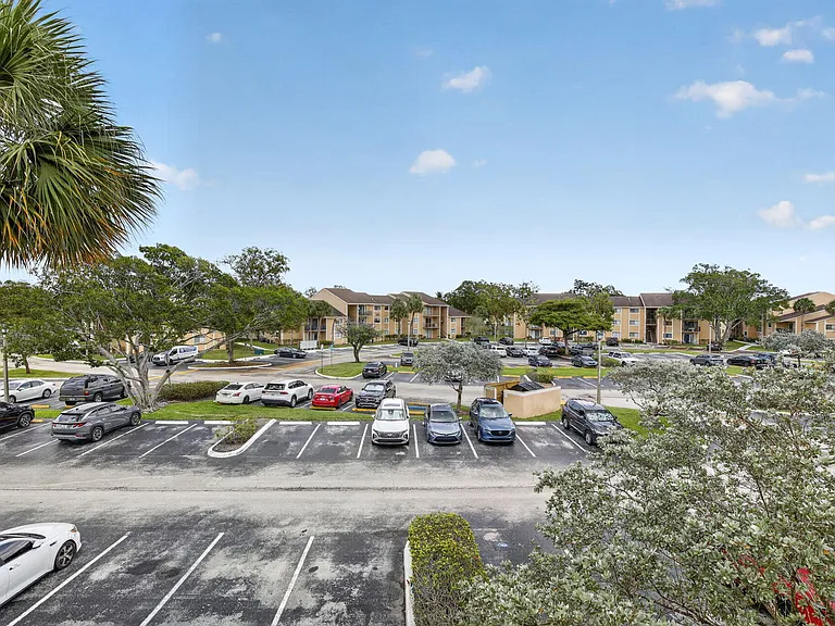 300 Palm Cir W #305 — Photo 22