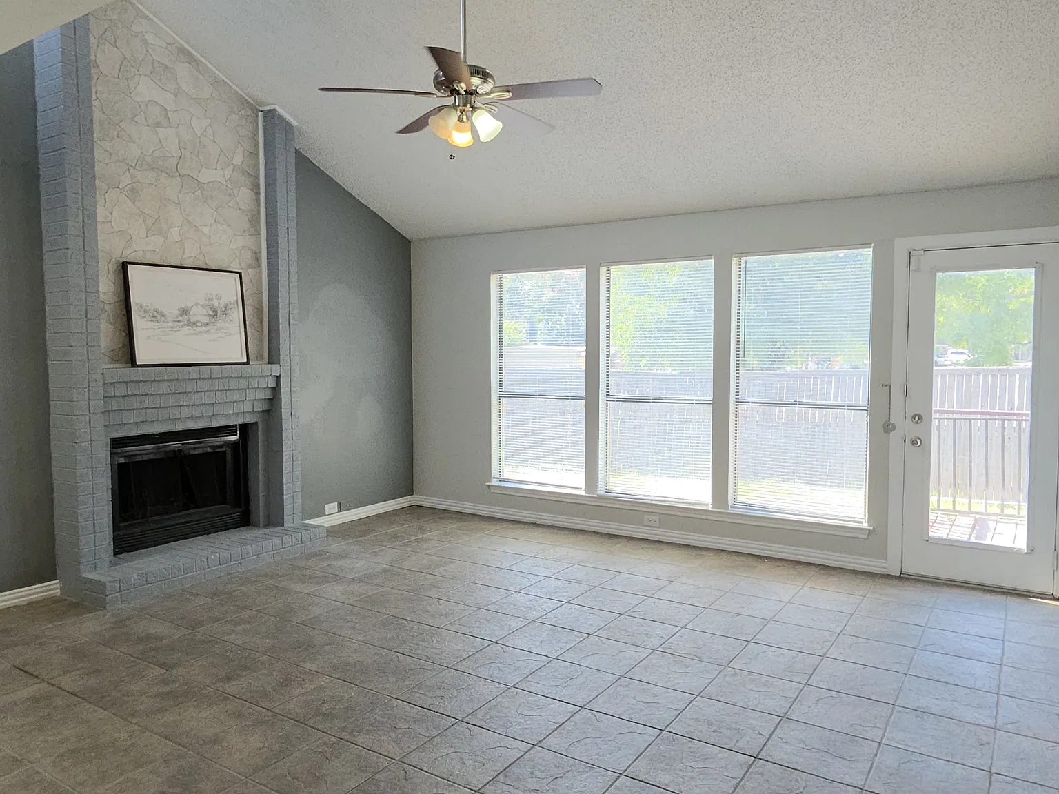 3 bed, 2.5 bath, 1876 sqft, $2,050 — Photo 4