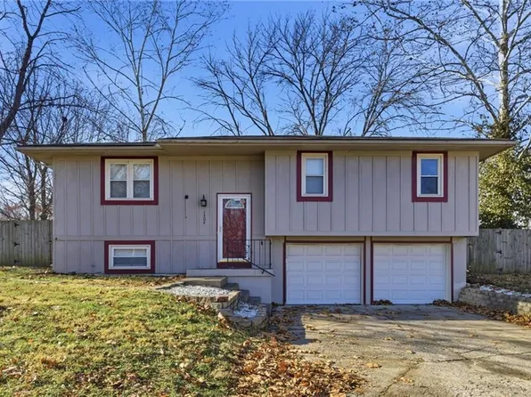 1304 SE Queens Ct, Oak Grove, MO 64075