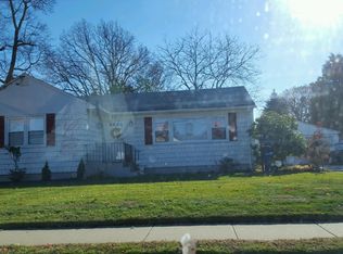 208 Boundary Ave, Massapequa, NY 11758