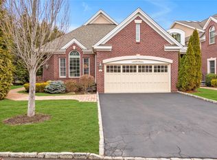 2 Hathaway Ln, Manhasset, NY 11030