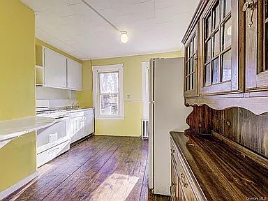 4th image of 125 Benkard Ave Floor 2