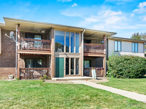 703 Garden Cir APT 8, Streamwood, IL 60107