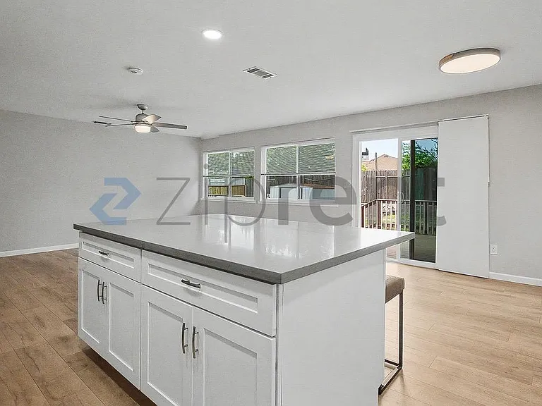 2307 N Cirby Way — Photo 18
