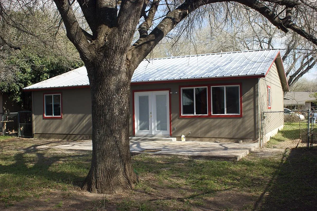 4 bed, 3.0 bath, 1269 sqft, $2,095 — Photo 2