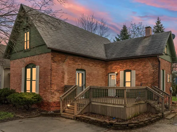 1015 Devonshire St, Hobart, IN 46342