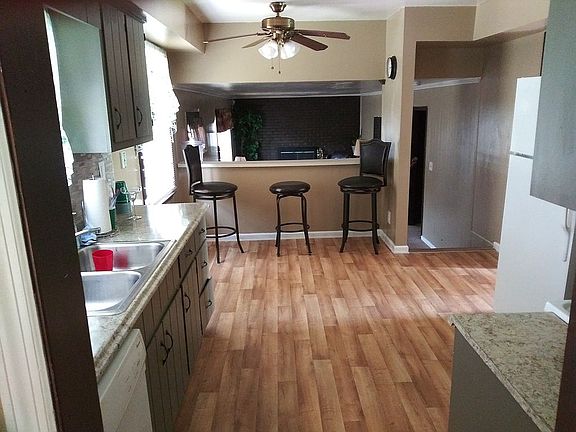 Dining rm kitchen entrance 