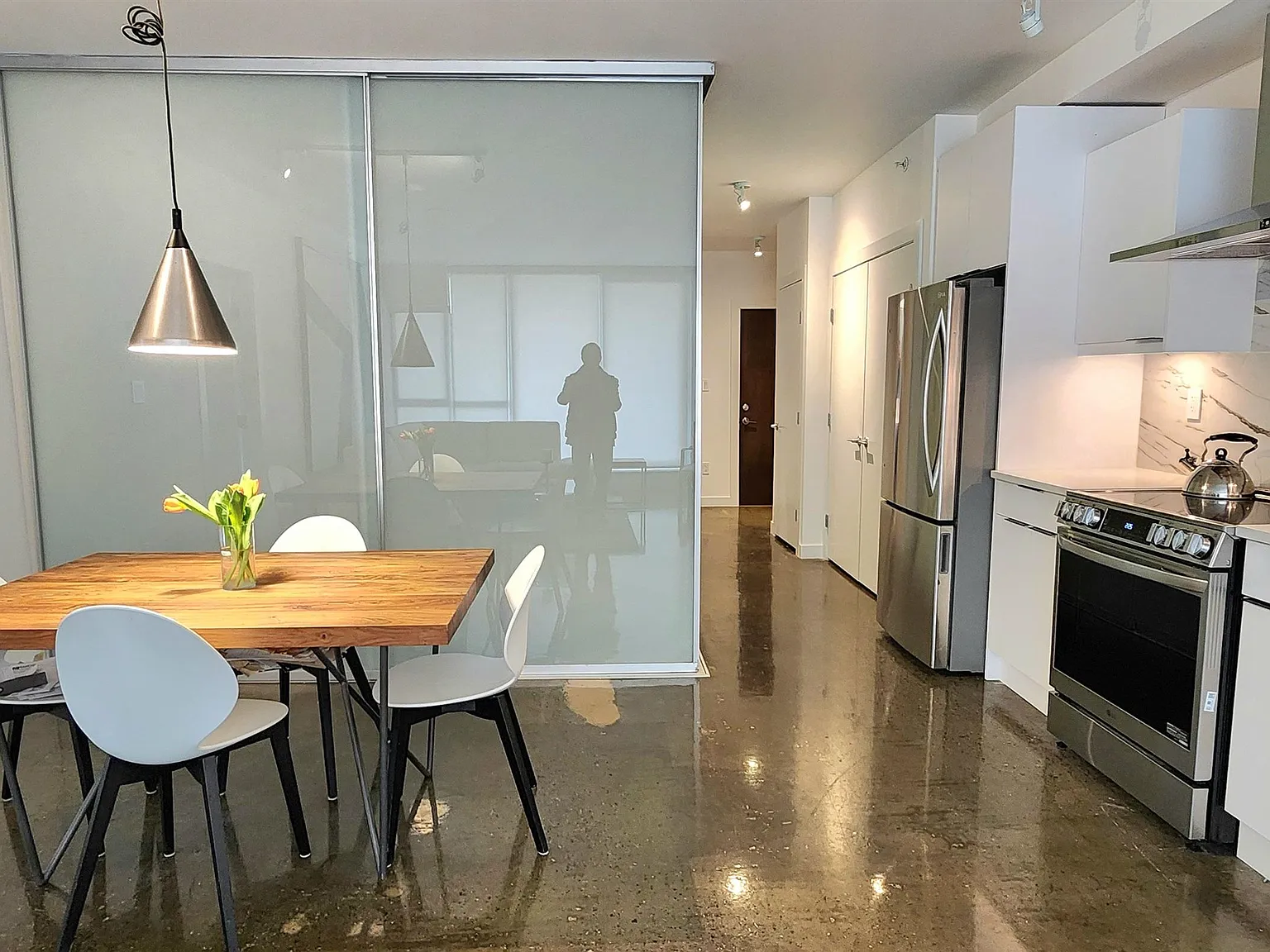 2 bed, 800 sqft, $4,370 — Photo 2